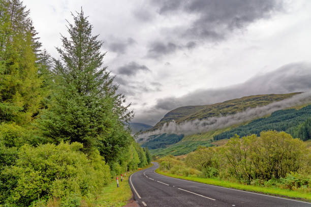 strada di campagna - argyll e bute - scozia - dumfries and galloway foto e immagini stock