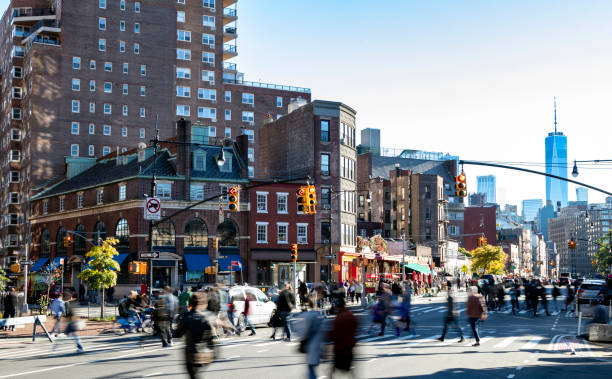 multitudes ocupadas de personas caminando al otro lado de la calle en la ciudad de nueva york - greenwich village fotografías e imágenes de stock