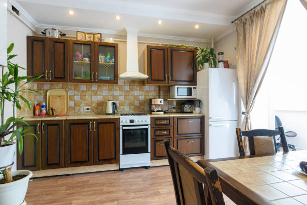 conjunto de cocina de grano de madera clásico y mesa de comedor en el interior de la cocina - small domestic kitchen apartment rental fotografías e imágenes de stock