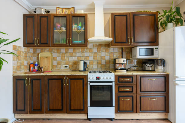 conjunto de cocina para madera oscura en un apartamento estándar - small domestic kitchen apartment rental fotografías e imágenes de stock