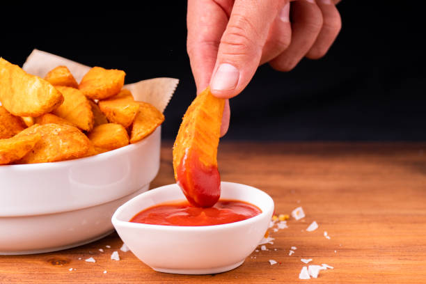 tradition pommes frites aus bio-bio-kartoffelkeile mit hautdip in ketchup - sauces dip ketchup mayonnaise stock-fotos und bilder