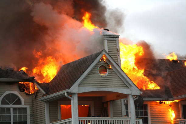 appartamento in fiamme #2 - crisis house burning color image foto e immagini stock