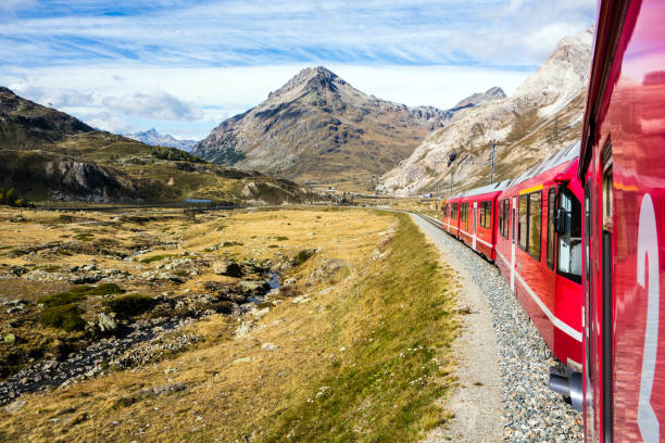 бернина-экспресс, граубюнден, швейцария - berninapass стоковые фото и изображения