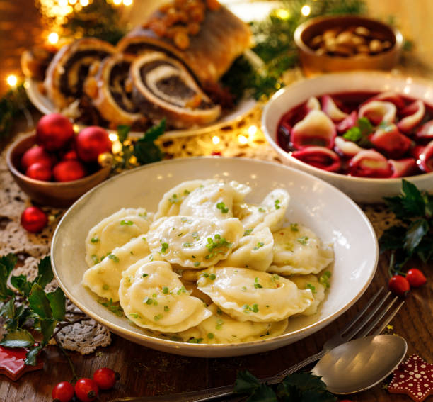 albóndigas de navidad con relleno vegetariano, un plato tradicional de nochebuena - cultura de europa del este fotografías e imágenes de stock