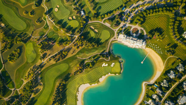 vue aérienne d’une station de golf avec de beaux modèles - tennis club photos et images de collection