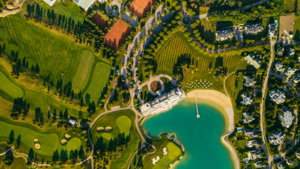 vista aérea de um clube de golfe e um resort de golfe com quadras de tênis - golf course golf sand trap beautiful - fotografias e filmes do acervo