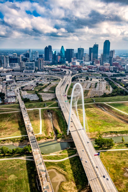 ダラスのマーガレットハントヒル橋 - highway overpass texas multiple lane highway ストックフォトと画像