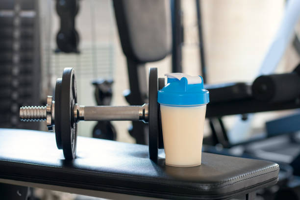 홈 체육관에서 단백질 스포츠 쉐이크, 탄성 테이프와 아령. - whey protein isolate 뉴스 사진 이미지