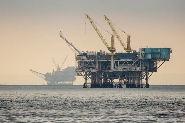 poços de petróleo offshore perto da califórnia - pacific ocean - fotografias e filmes do acervo