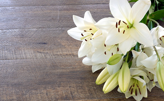 Las flores de lirio blanco sobre fondo de madera photo