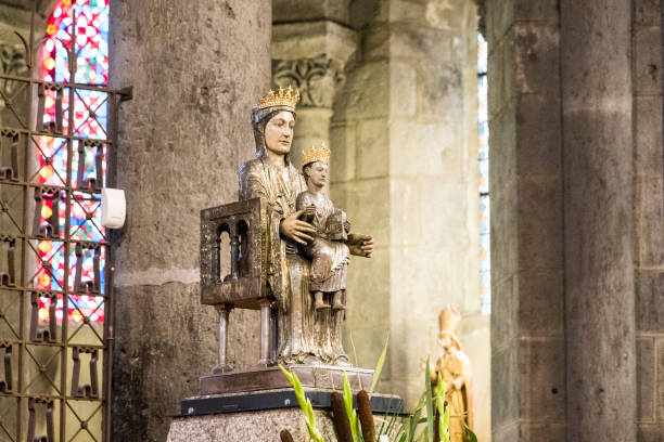 Orcival, Brittany, France Orcival, France. Statue of the Virgin Mary in the Basilique Notre-Dame (Our Lady Basilica), a Roman catholic Romanesque church in Auvergne orcival stock pictures, royalty-free photos & images