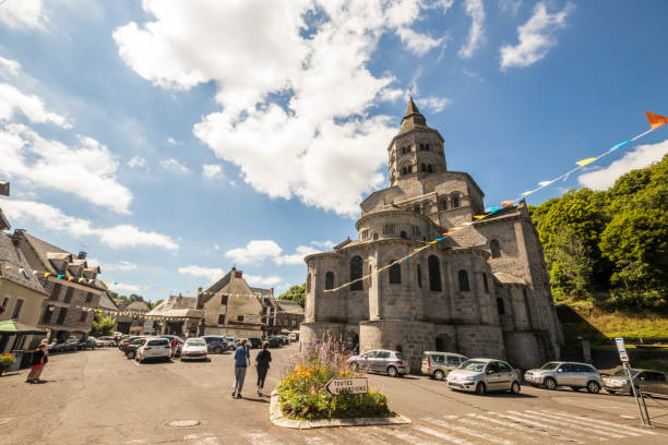 Orcival, Brittany, France Orcival, France. The Basilique Notre-Dame (Our Lady Basilica), a Roman catholic Romanesque church in Auvergne orcival stock pictures, royalty-free photos & images