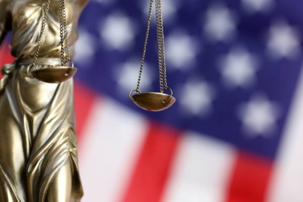 istock Symbol image: Justitia in front of a USA flag 1282099131