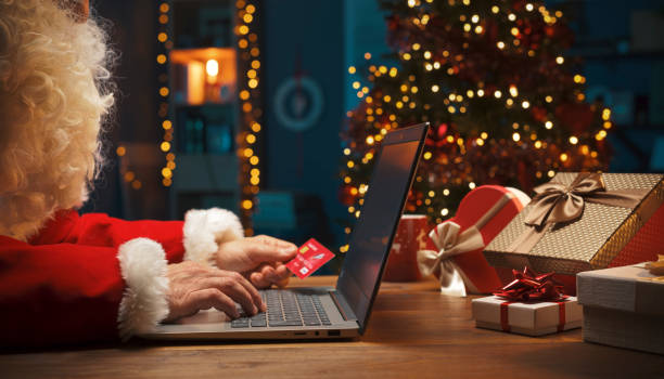 santa beim online-shopping zu weihnachten - sale e commerce internet computer stock-fotos und bilder