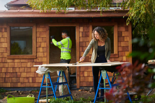 building the garden cabin - shed imagens e fotografias de stock