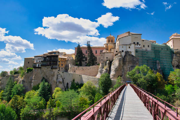 san pablo bridge and views of the upper city of cuenca with its hanging houses, castilla la mancha - gangplank imagens e fotografias de stock