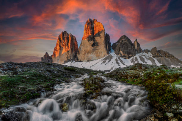 tre cime alba con torrente di montagna, lunga esposizione - sunrise european alps mountain alpenglow foto e immagini stock