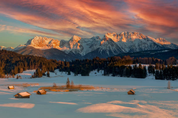 magic sunrise at alpine lake geroldsee - view to mount karwendel, garmisch partenkirchen - chaîne des karwendel photos et images de collection