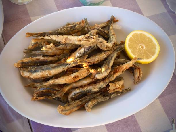 ギリシャの「«ガブロス」と呼ばれる揚げ小魚とプレート - stockfish ストックフォトと画像