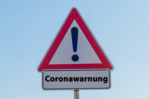 подпишите корона предупреждение немецкий "предупреждение" - rule of third стоковые фото и изображения