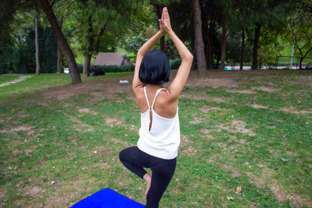 kobieta w naturze robi jogę - zen like nature breathing exercise sitting zdjęcia i obrazy z banku zdjęć