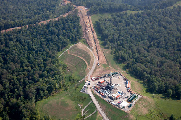 pozzo di gas naturale - marcellus shale foto e immagini stock