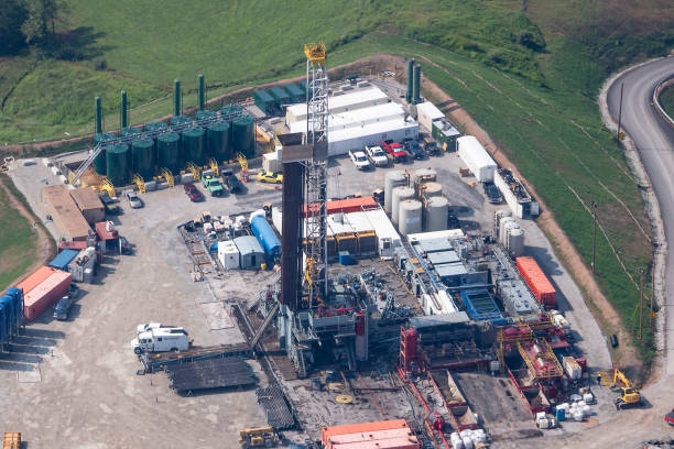pozo de gas natural - marcellus shale fotografías e imágenes de stock