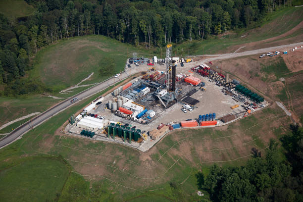 pozzo di gas naturale - marcellus shale foto e immagini stock