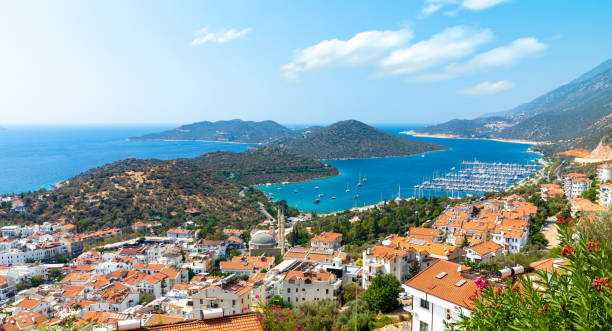 vue de la ville kas, province d’antalya, côte méditerranéenne, turquie - kas photos et images de collection