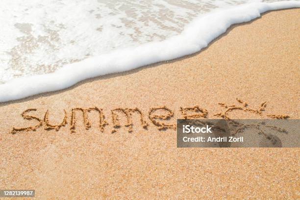 Kata Summer Ditulis Di Pasir Di Pantai Dengan Gambar Matahari Foto Stok