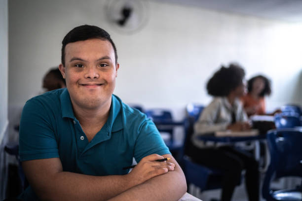 retrato de um estudante universitário com necessidades especiais na sala de aula - self improvement fotos - fotografias e filmes do acervo