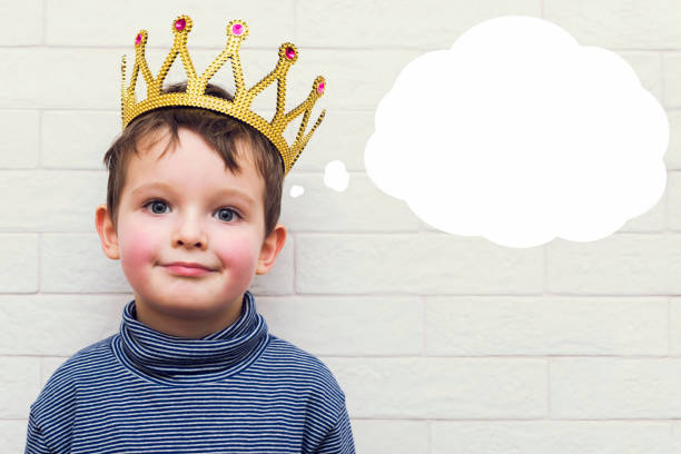 small child in a crown with a think bubble - royal baby imagens e fotografias de stock