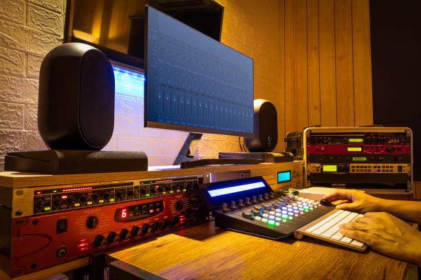 録音、編集、放送スタジオでデジタルプロのオーディオ機器に取り組むサウンドエンジニアの手 - ポスプロスタジオ ストックフォトと画像
