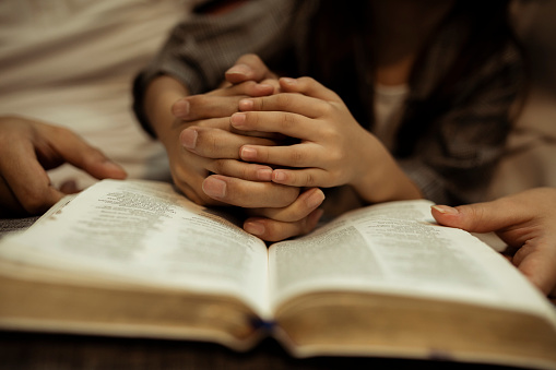 un niño leyendo la Santa Biblia photo