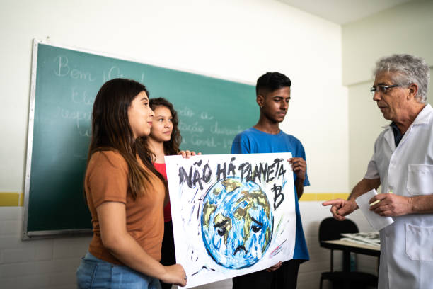 환경 문제에 대한 프레젠테이션을 하는 학생 - presentation poster student classroom 뉴스 사진 이미지