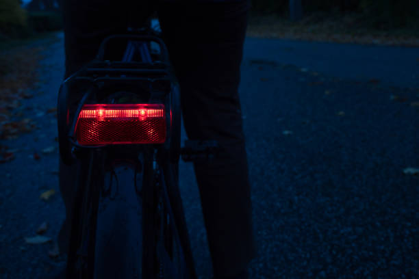 luz traseira da bicicleta vermelha na escuridão, foco na luz traseira - human powered vehicle flash - fotografias e filmes do acervo