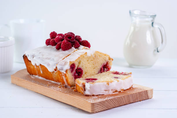 pastel de libra con frambuesas y glaseado de azúcar - pound cake fruitcake cake loaf of bread fotografías e imágenes de stock