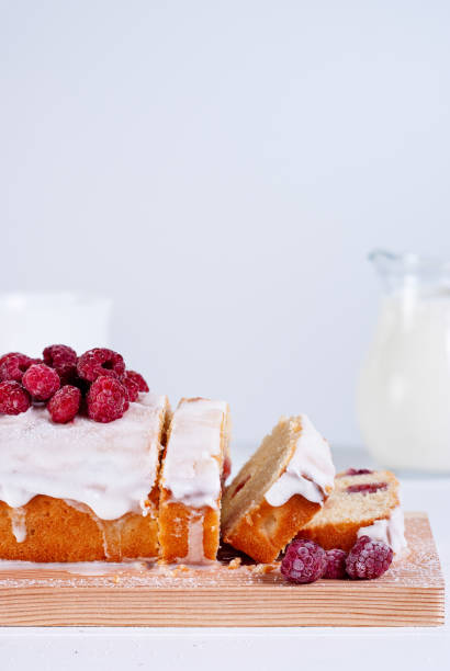 pastel de libra con frambuesas - pound cake fruitcake cake loaf of bread fotografías e imágenes de stock