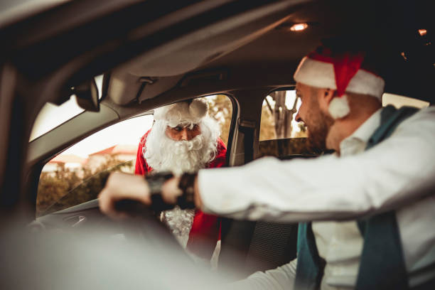 A merry party in the car with Santa Claus - The guy disguised as Santa Claus travels by car with his friends - The New Year's party can begin un hombre disfrazado de papá noel detiene un coche y se pone en una loca nochevieja - prepárate para la víspera de año nuevo y la noche más loca - los jóvenes felices tienen una fiesta loca con santa claus en su coche - la fiesta de año nuevo puede