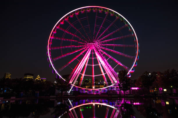 roue de ferris de montréal la nuit - ferris wheel wheel blurred motion amusement park photos et images de collection