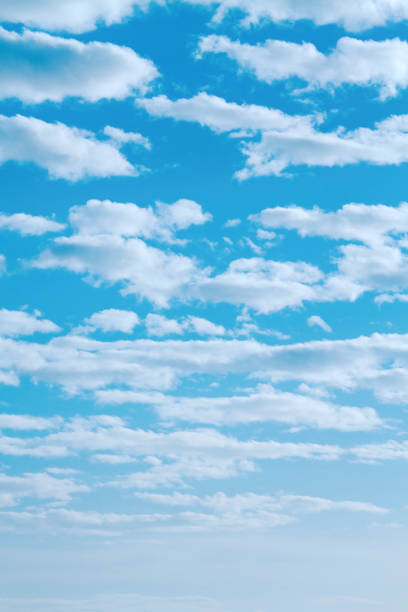 nuages moelleux avec le fond turquoise vibrant de ciel - cumulus cloud condensation sky blue photos et images de collection