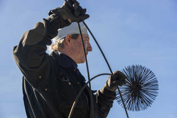 spazzacamino sul tetto del lavoro domestico - chimney sweeping foto e immagini stock