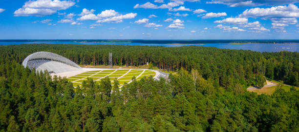bellissimo nuovo stadio situato nel mezzo di una foresta. veduta aerea del great bandstand a mezaparks a riga, lettonia. - nationwide foto e immagini stock