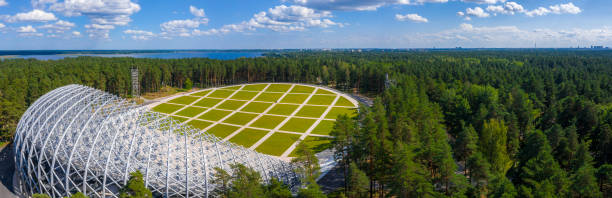 beau nouveau stade situé au milieu d’une forêt. vue aérienne du grand kiosque à musique à mezaparks à riga, lettonie. - nationwide photos et images de collection