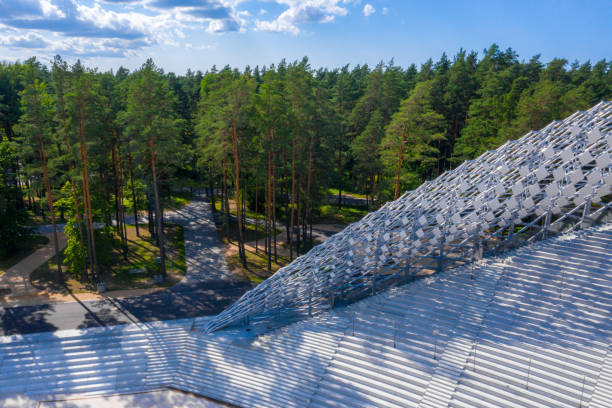 bellissimo nuovo stadio situato nel mezzo di una foresta. veduta aerea del great bandstand a mezaparks a riga, lettonia. - nationwide foto e immagini stock