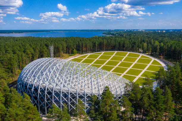 schönes neues stadion inmitten eines waldes. luftaufnahme des großen bandstandes in mezaparks in riga, lettland. - nationwide stock-fotos und bilder