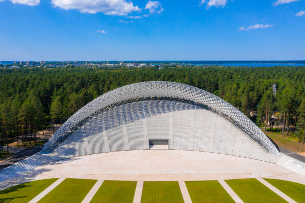 bellissimo nuovo stadio situato nel mezzo di una foresta. veduta aerea del great bandstand a mezaparks a riga, lettonia. - nationwide foto e immagini stock
