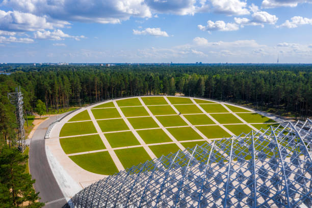 beau nouveau stade situé au milieu d’une forêt. vue aérienne du grand kiosque à musique à mezaparks à riga, lettonie. - nationwide photos et images de collection