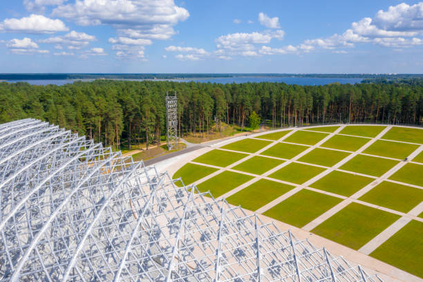 beau nouveau stade situé au milieu d’une forêt. vue aérienne du grand kiosque à musique à mezaparks à riga, lettonie. - nationwide photos et images de collection