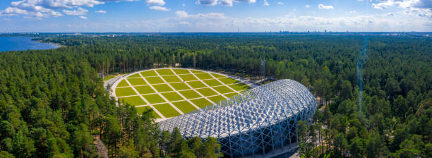 beau nouveau stade situé au milieu d’une forêt. vue aérienne du grand kiosque à musique à mezaparks à riga, lettonie. - nationwide photos et images de collection